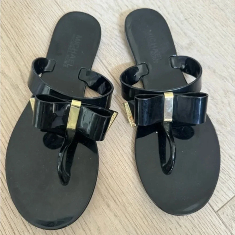 Michael Kors thong sandal size 6